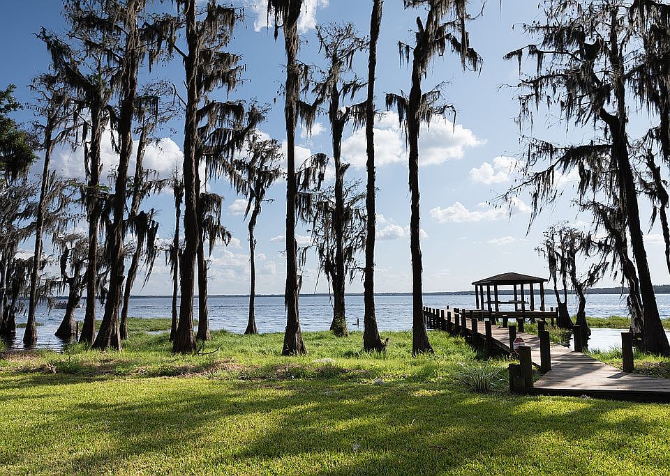 113' frontage on Lake Louisa