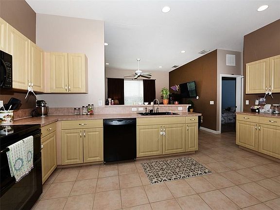 5th image of 419 NW Dover Ct
