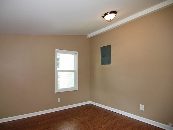 5th image of 1125 E 1st St