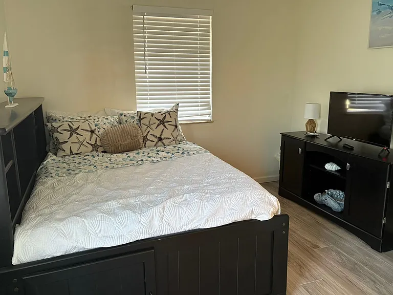 327 E Green St — Photo 11
