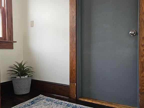 Large entry to drop shoes, bookbags, or groceries on the way in.