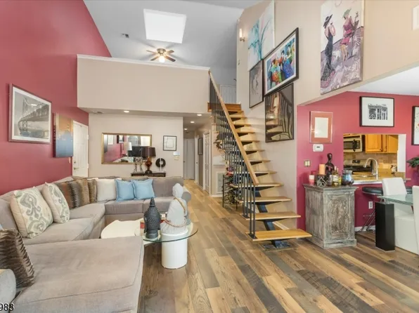 8 Boulder Run Rd, Paterson City, NJ 07501