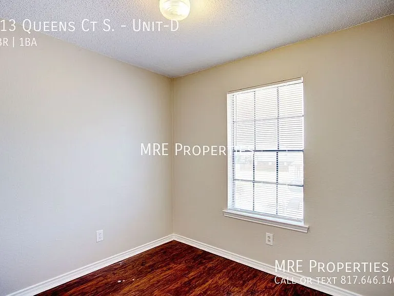 313 Queens Ct S #D — Photo 5