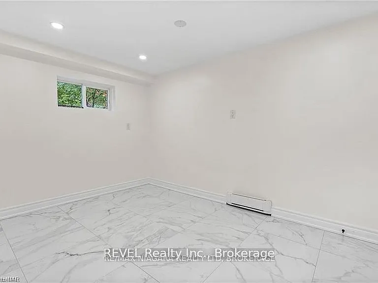 462C Carlton St — Photo 5