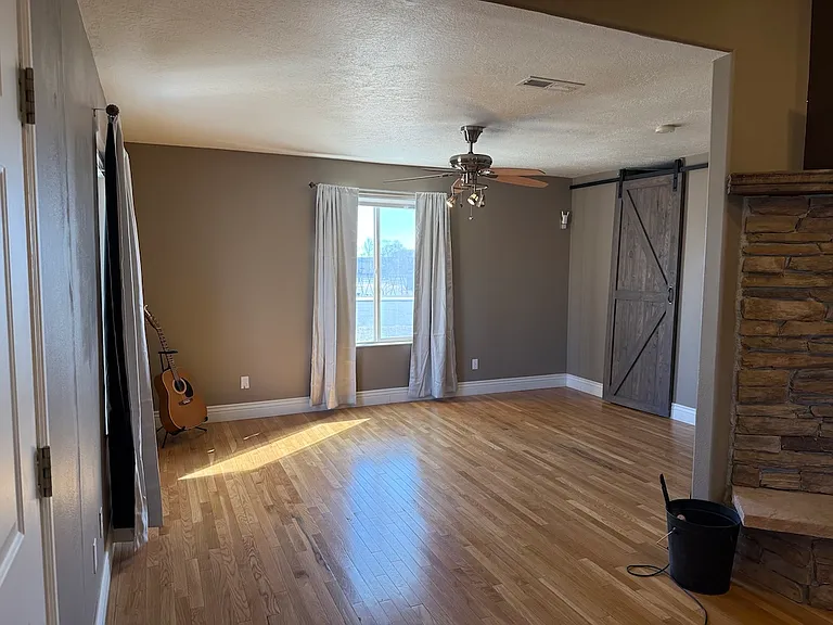 215 W Mill Rd — Photo 2