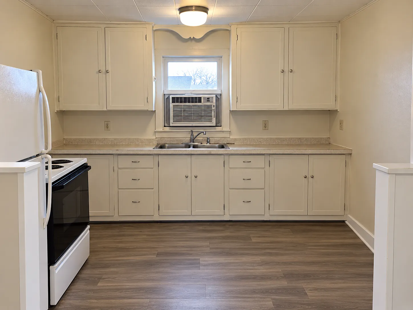 1923 E Ridgeway Ave - * — Photo 2
