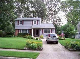 19 Apple Tree Dr, Hauppauge, NY 11788