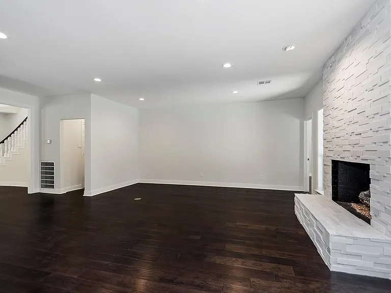 810 Herdsman Dr — Photo 6