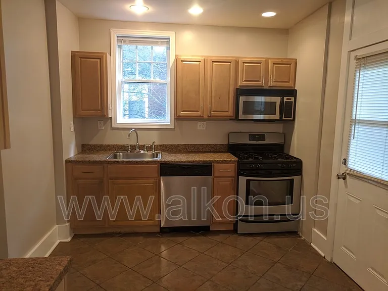 2714 Pioneer Ave — Photo 4
