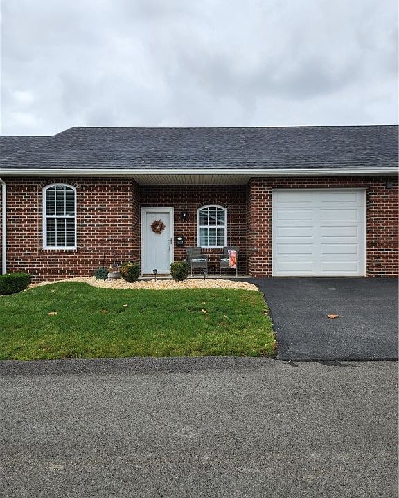 1st image of 904 Valentina Ln