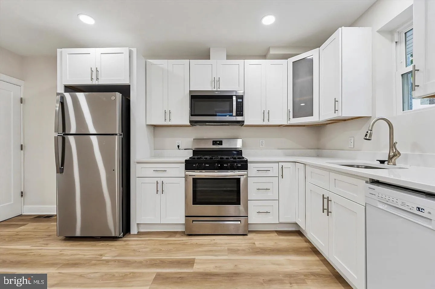 3 bed, 2.0 bath, 1220 sqft, $2,350 — Photo 1
