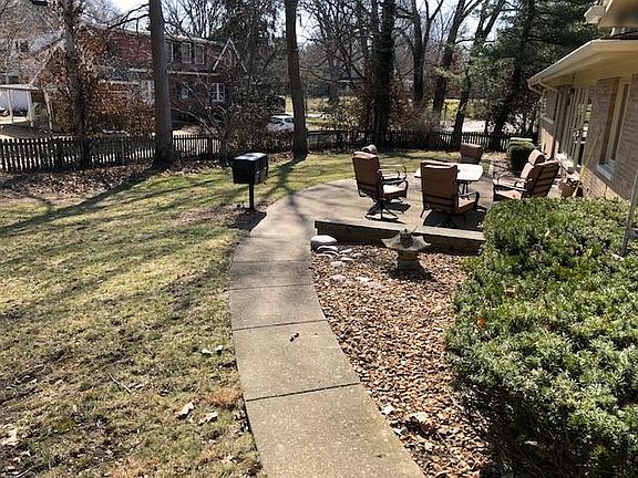 Great backyard with patio and outdoor furniture