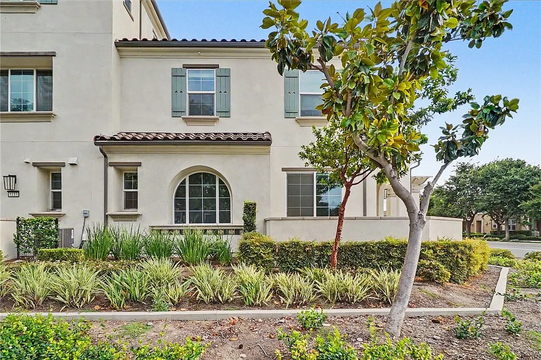 3 bed, 2.5 bath, 1448 sqft, $3,500 — Photo 2