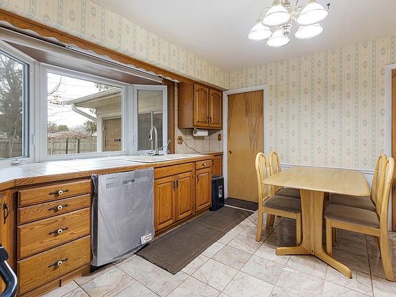 4th image of 143 Crestwood Dr