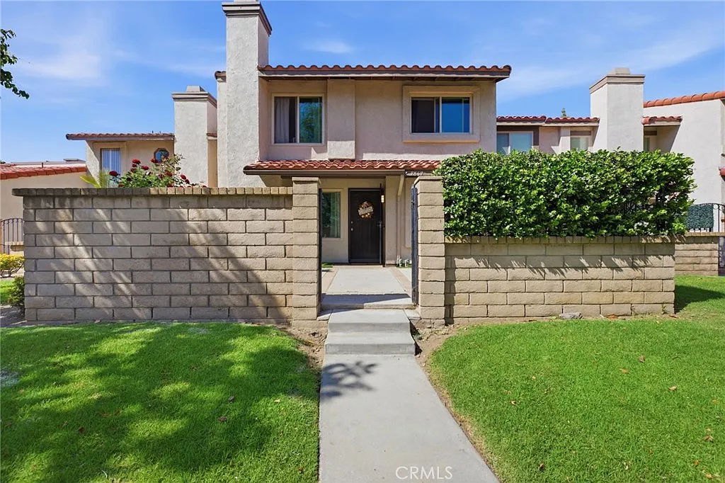 3 bed, 2.5 bath, 1480 sqft, $3,295 — Photo 3
