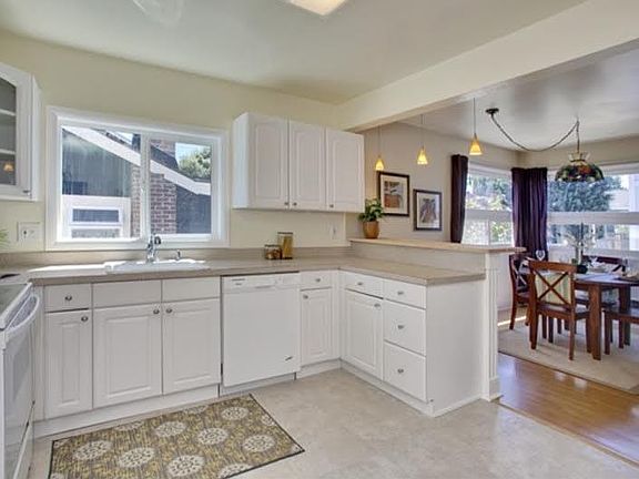 Open kitchen and dining room, very nice and bright