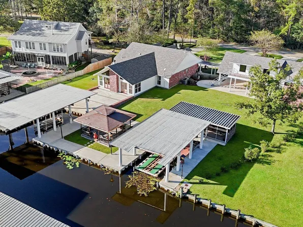 31200 River Pines Dr, Springfield, LA 70462