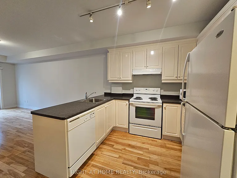 648A Yonge St #203 — Photo 3