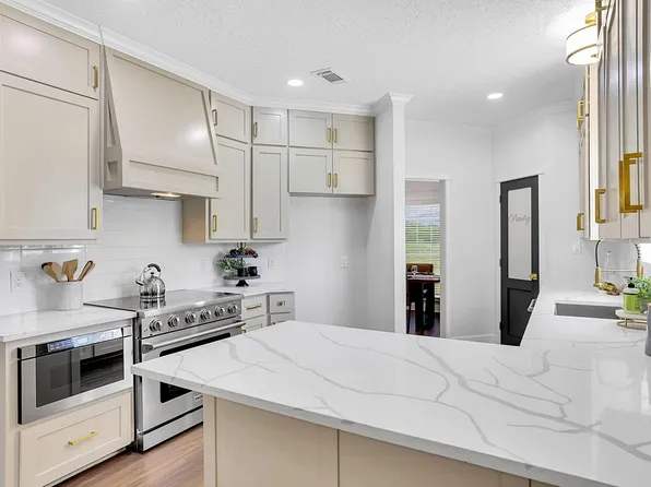 15415 Skyhawk Ln, Beach City, TX 77523