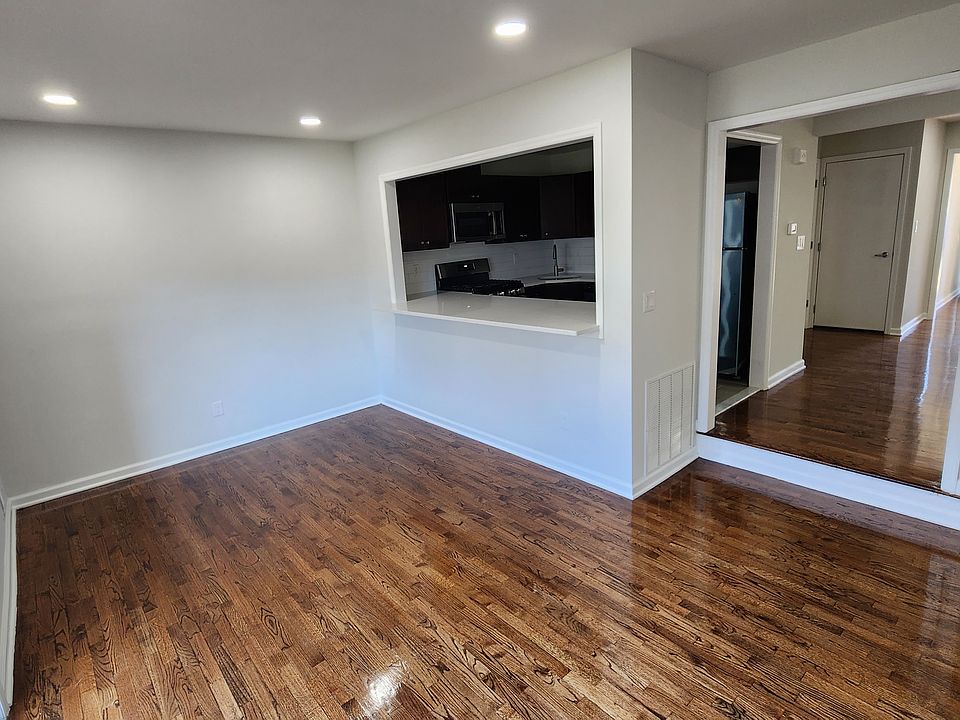 Spacious dinning