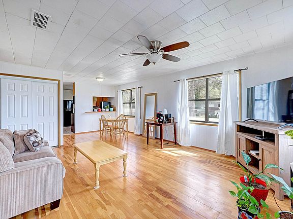 5th image of 1011 Sherrard St Street