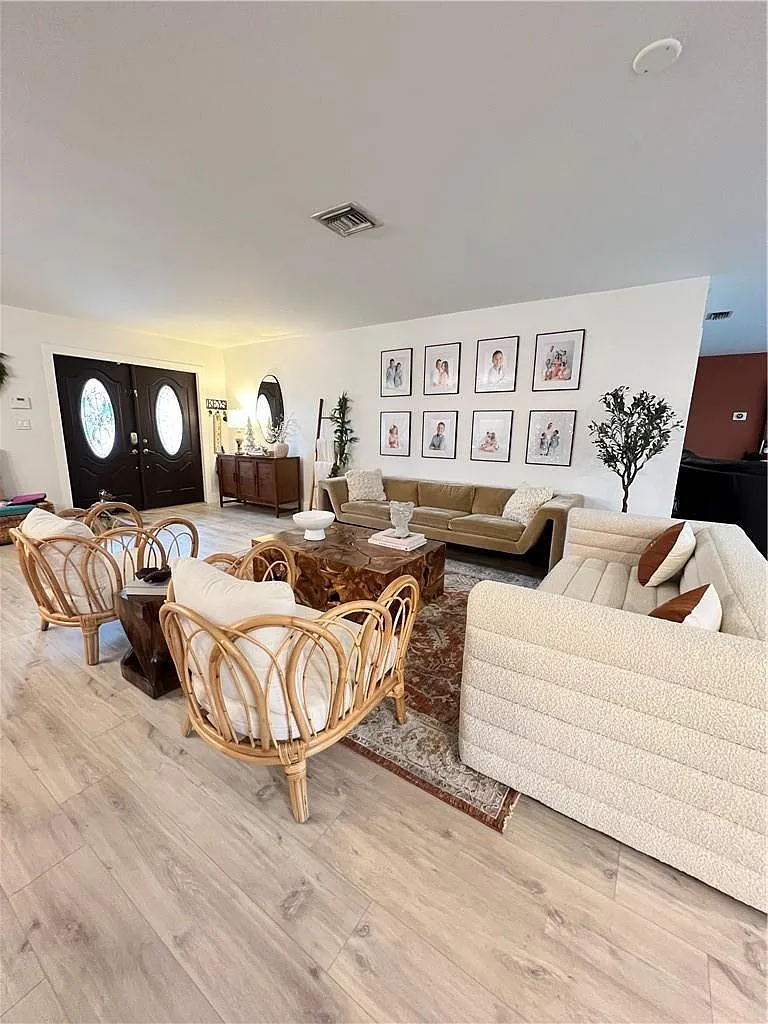 4 bed, 3.0 bath, 2728 sqft, $4,650 — Photo 1