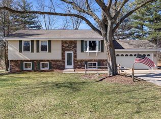 W246S7005 Maple Hill Dr, Waukesha, WI 53189
