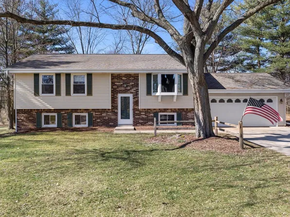 W246S7005 Maple Hill DRIVE, Waukesha, WI 53189
