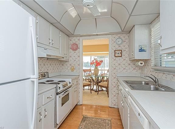 4th image of 3300 Gulf Shore Blvd N