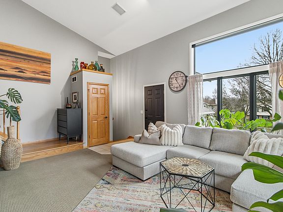 5th image of 221 Yarrow Hill Dr