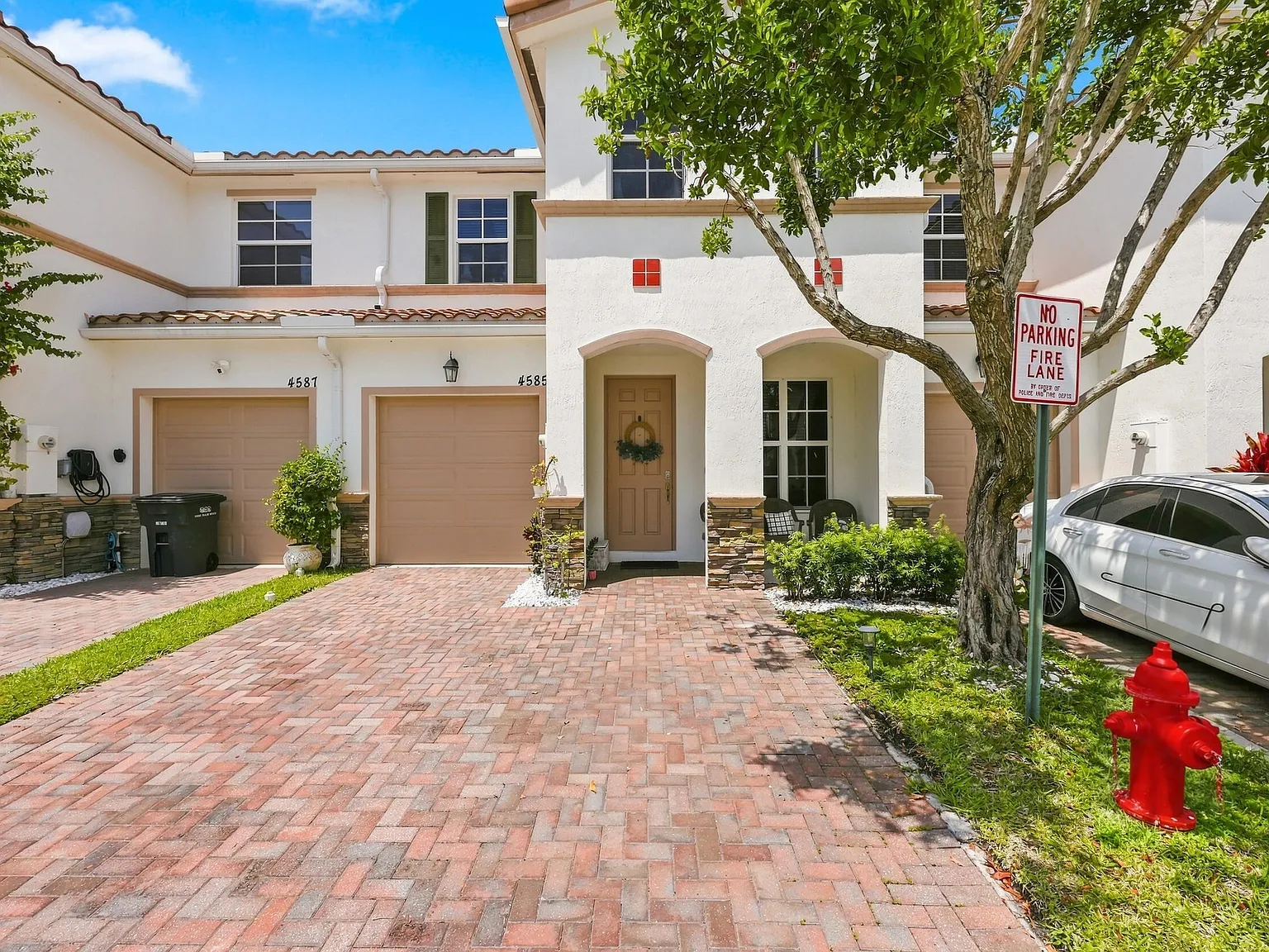 3 bed, 2.5 bath, 1806 sqft, $3,200 — Photo 2