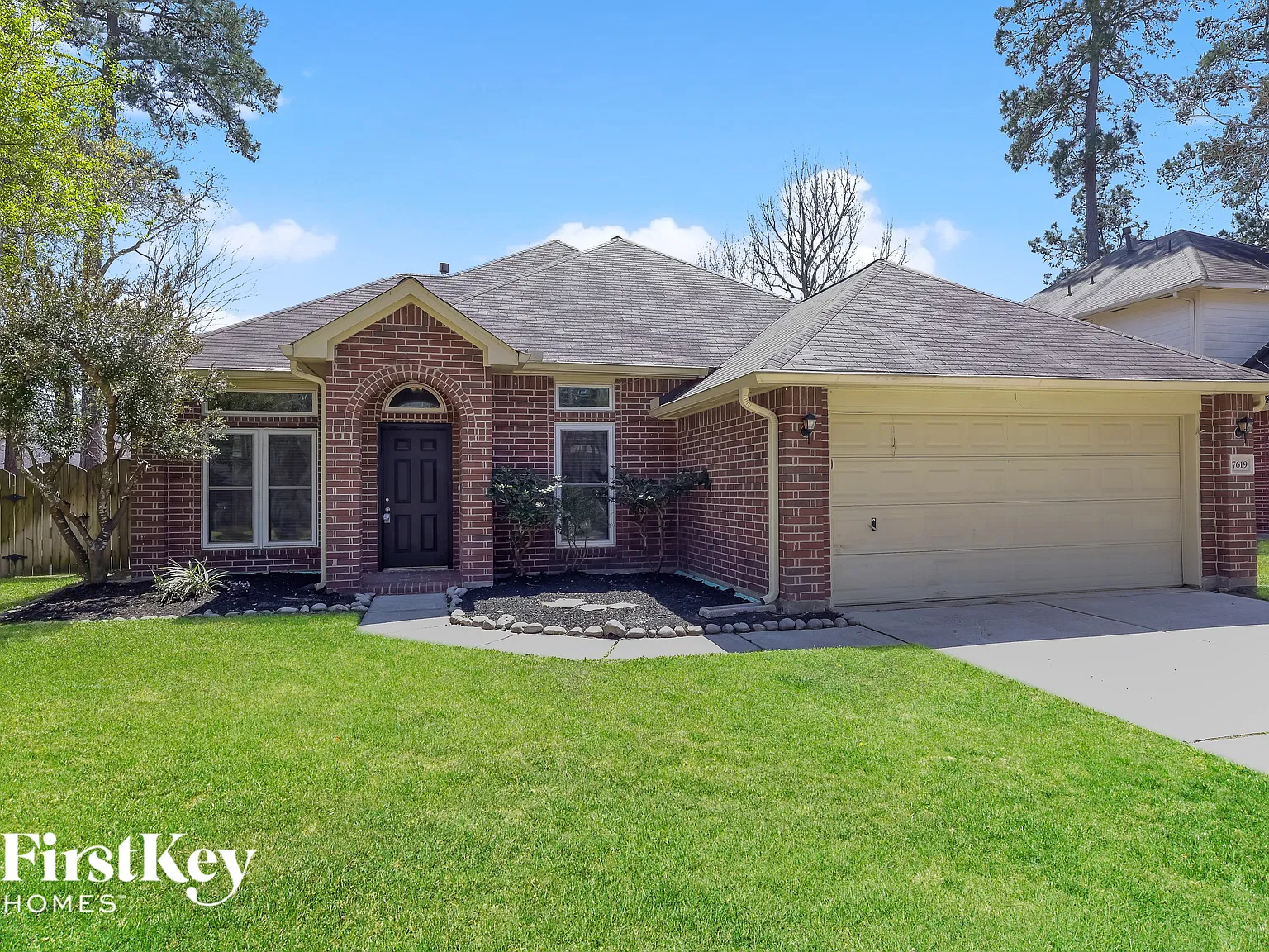 4 bed, 2.0 bath, 2071 sqft, $2,650 — Photo 2