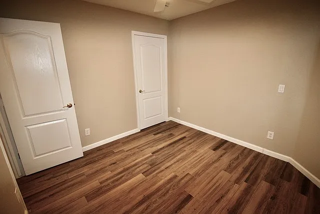 1115 E Pontiac Dr — Photo 21