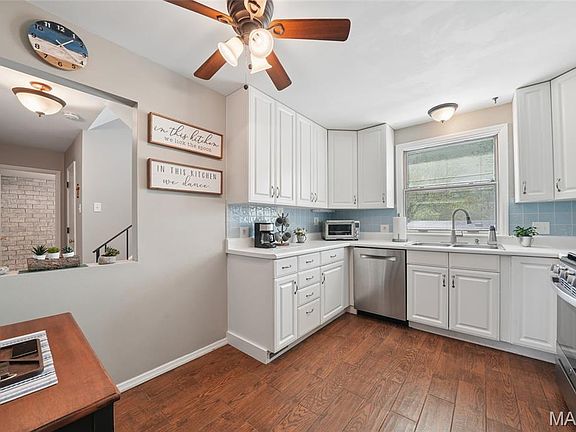 3rd image of 16 Conway Cove Dr