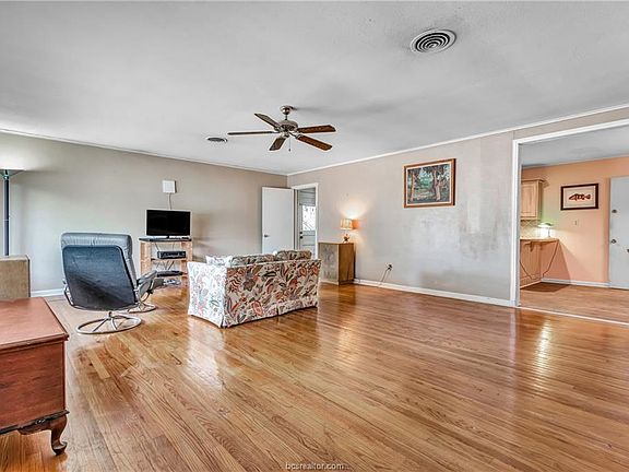4th image of 205 Greenway Dr
