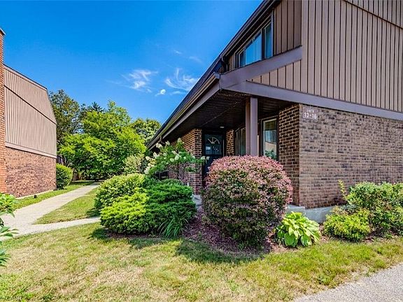 2nd image of 285 Sandowne Dr #15