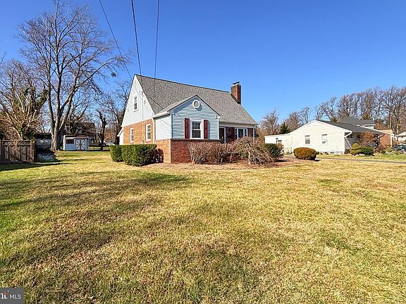 3rd image of 10817 Woodhaven Dr