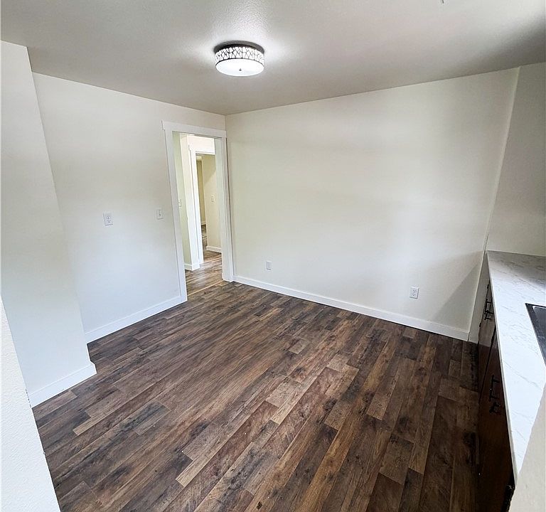 1st image of 300 N Parrott Dr