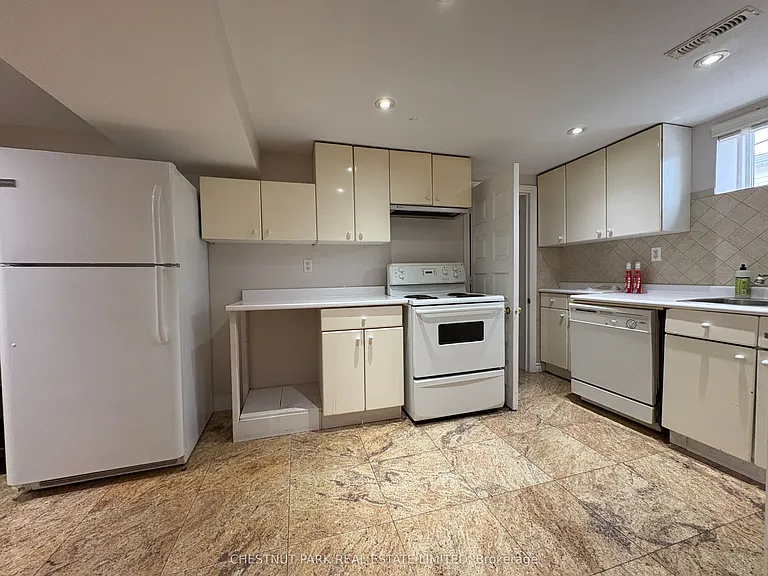 93 Surrey Ave — Photo 6