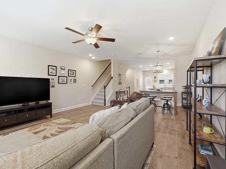 976 Gateway Commons Cir — Photo 2