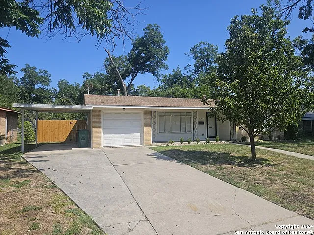 2 bed, 1.0 bath, 971 sqft, $1,695 — Photo 2