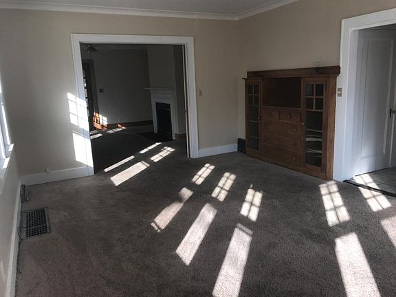 Dining room w/china cabinet