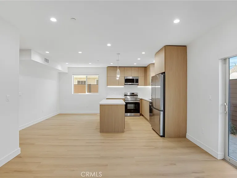 4855 Woodman Ave — Photo 10