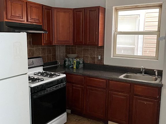 3rd image of 121 Palm St Floor 1