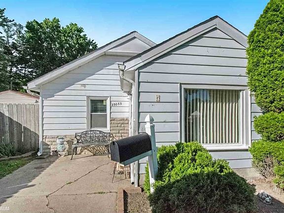 3rd image of 23033 Glenbrook St