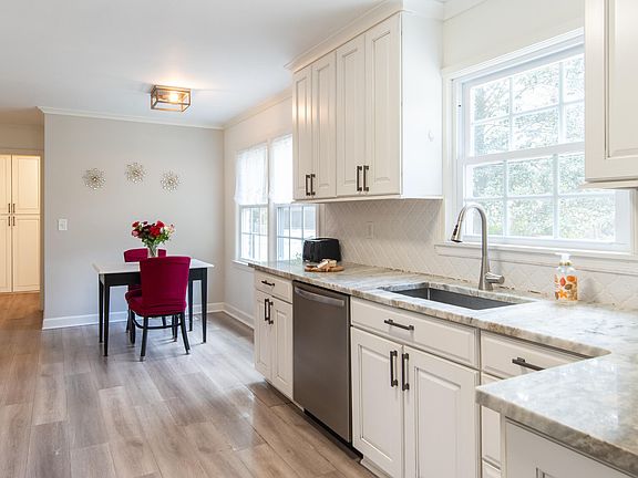 4th image of 104 Race Club Rd