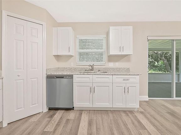 5th image of 230 Wisteria Ct