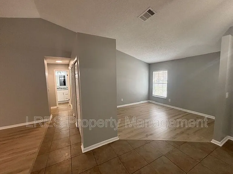 1004 Stout Ct — Photo 6