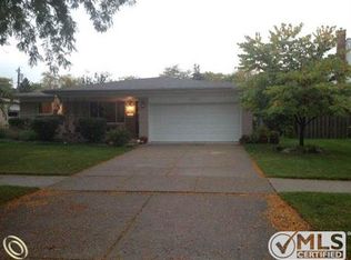 3652 Pall Dr, Warren, MI 48092