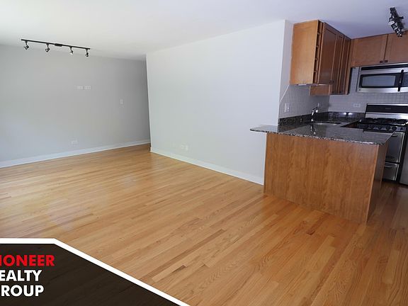3rd image of 625 W Wrightwood Ave #U208
